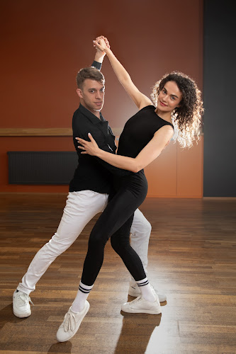 Logo Enamour Dance Academy