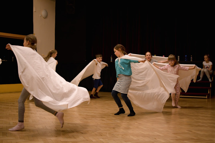 Logo Tanchi - Tanečně Pohybové Kurzy