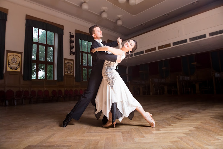 Logo Taneční Kurzy Pro Dospělé Nela Košťálová